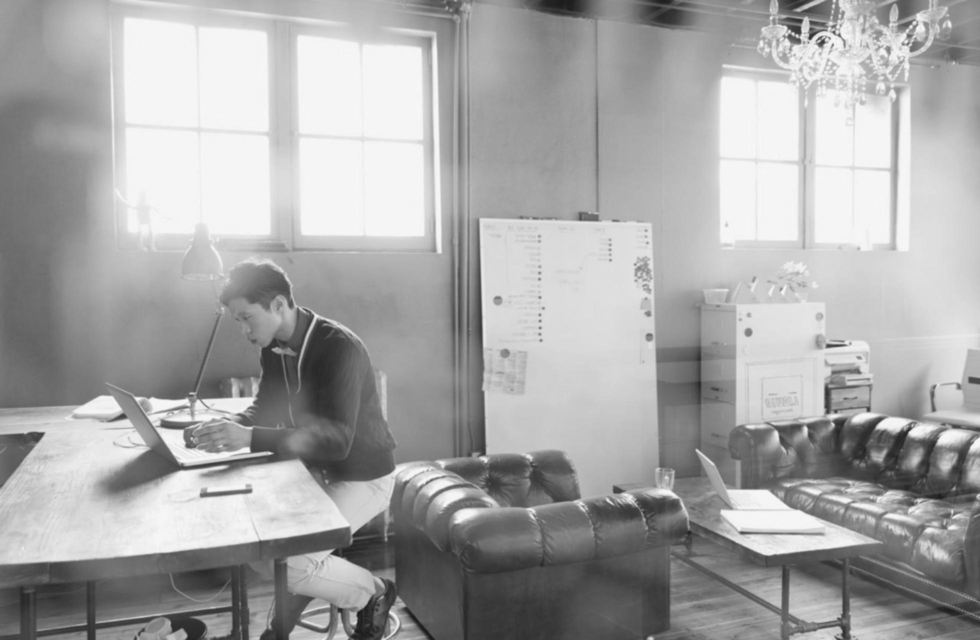 Student prezentând modelul financiar pe ecran