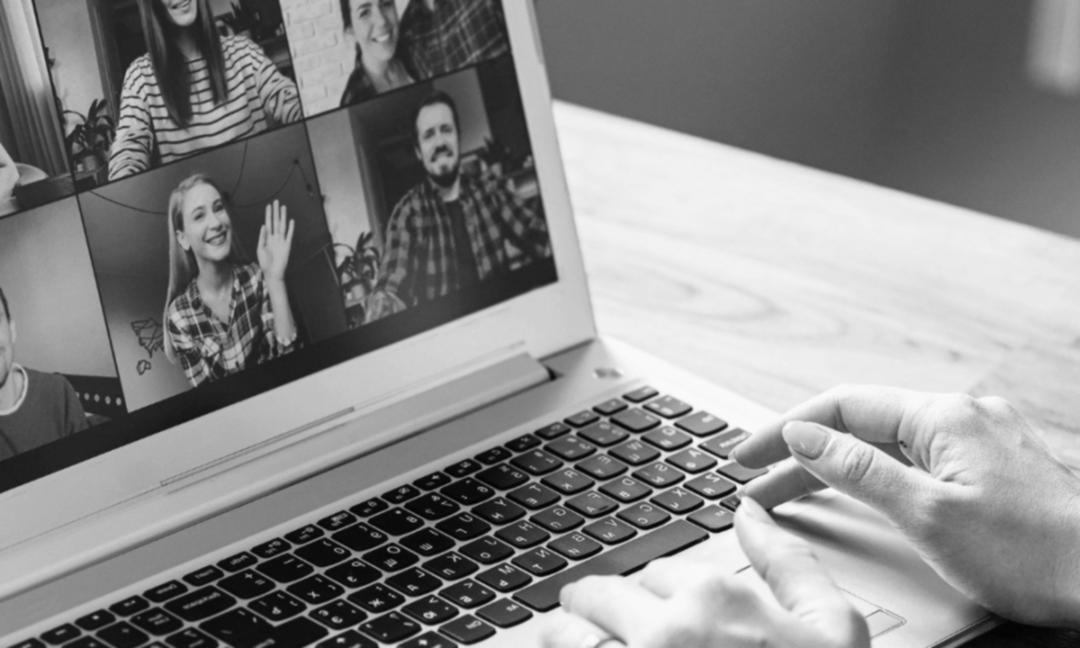 Echipa carinthyros lucrând la strategii financiare personalizate pentru clienți