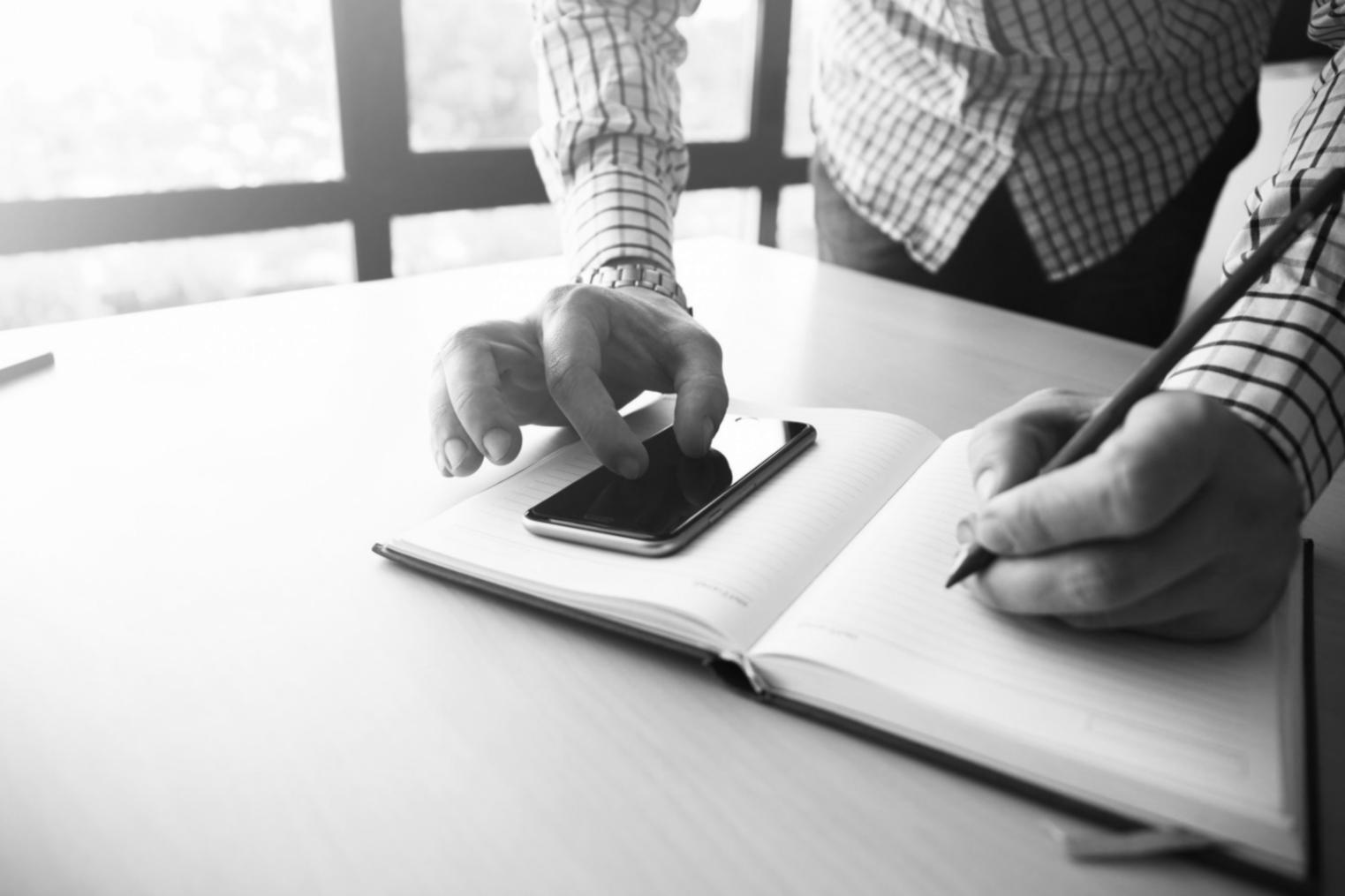 Sesiune de modelare financiară cu echipa carinthyros în biroul din Craiova